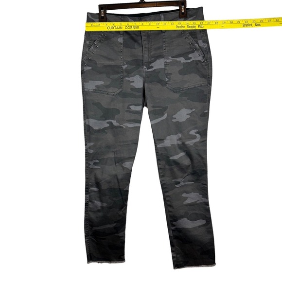 DEMOCRACY Women's High Rise Ankle Length Camo Studded Pants, Black Camo, Size 10 - Picture 3 of 10